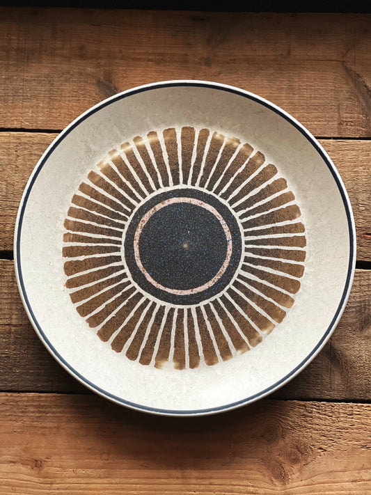 brown starburst design plate