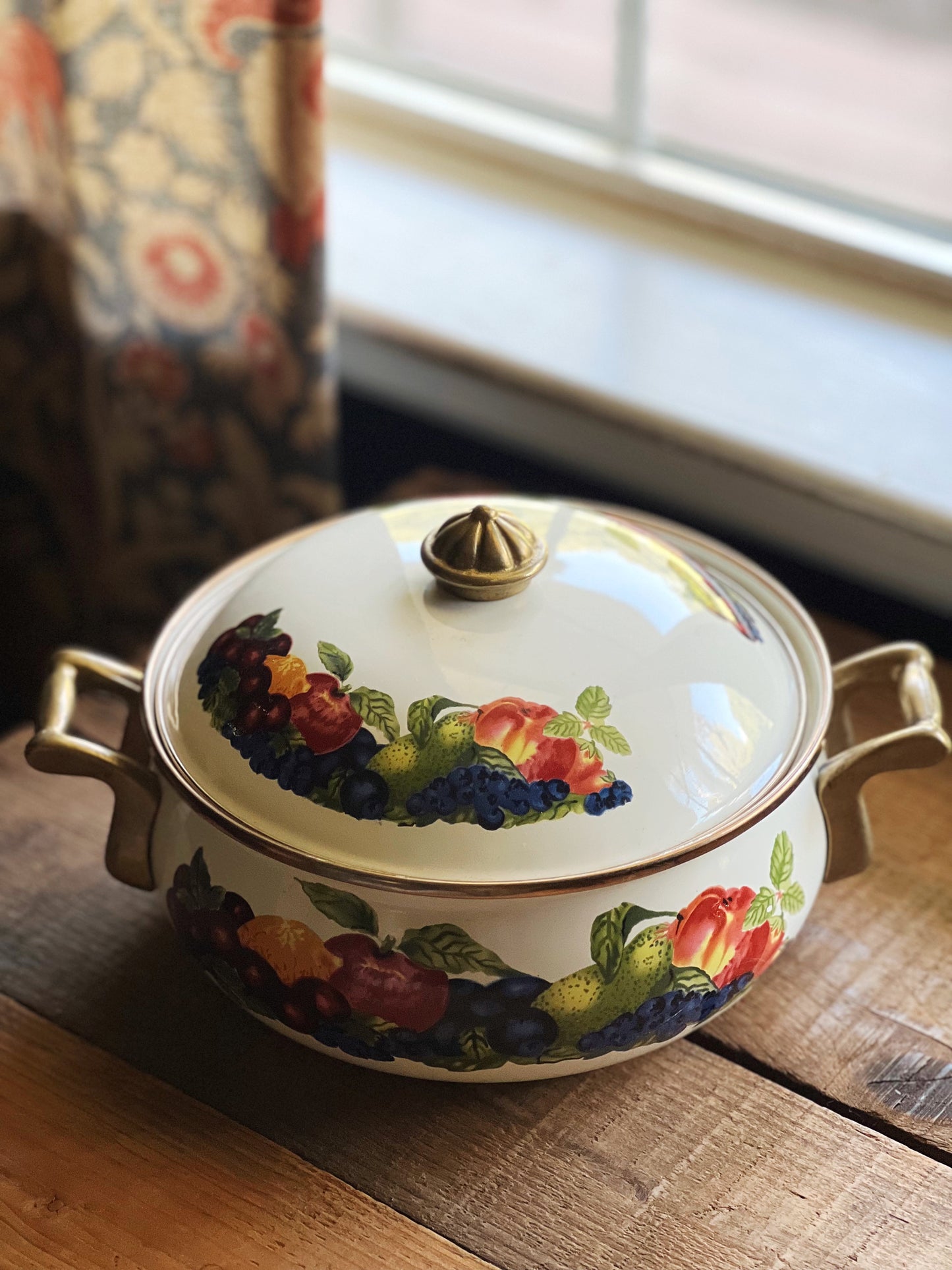 Vintage Lincoware Taiwan Orchard Royale Dutch Oven