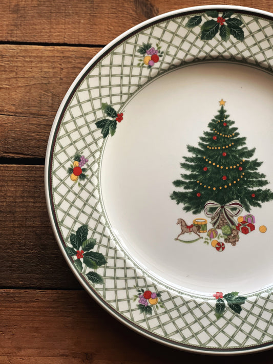 Vintage Mikasa Heritage Christmas Story Dinner Plate