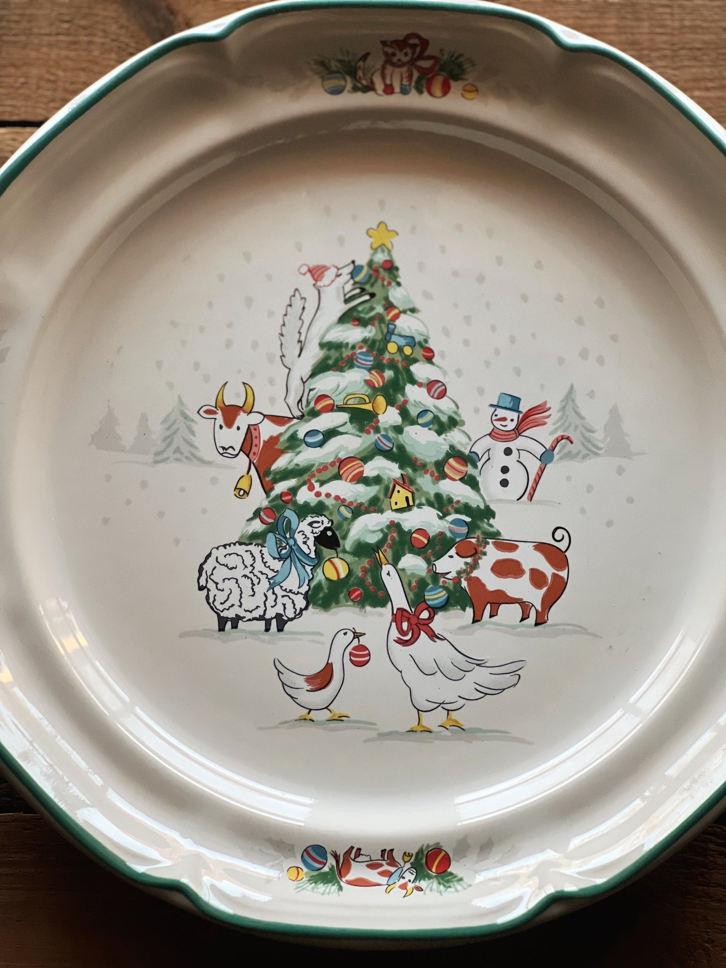 Set of 4 Vintage International Tableworks Country Christmas Dinner Plates