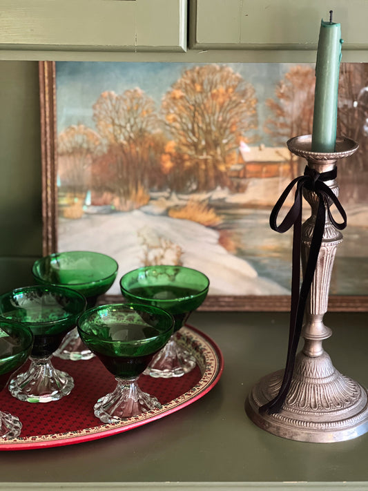 green champagne coupes with clear stems