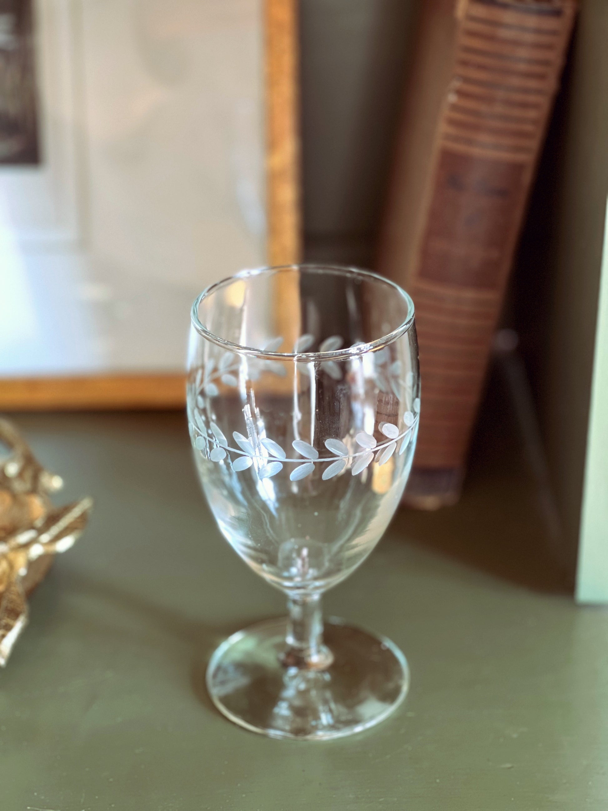 Set of 4 Vintage Etched Wine Glass with Laurel Leaf Design