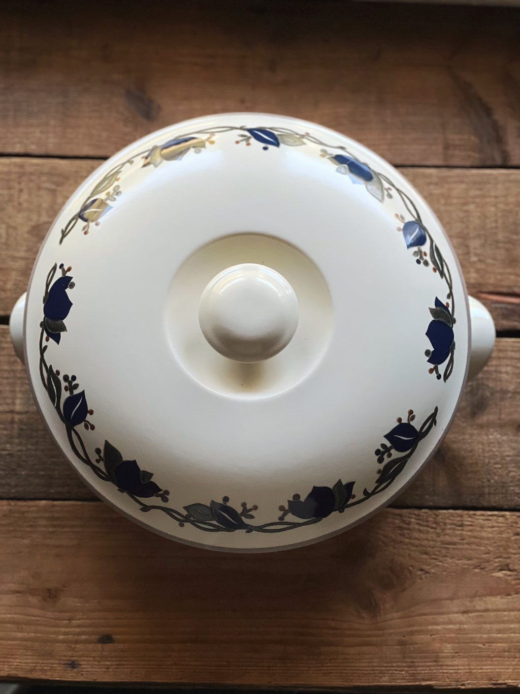 Vintage Mikasa Intaglio Arabella 1.5 Quart Covered Casserole