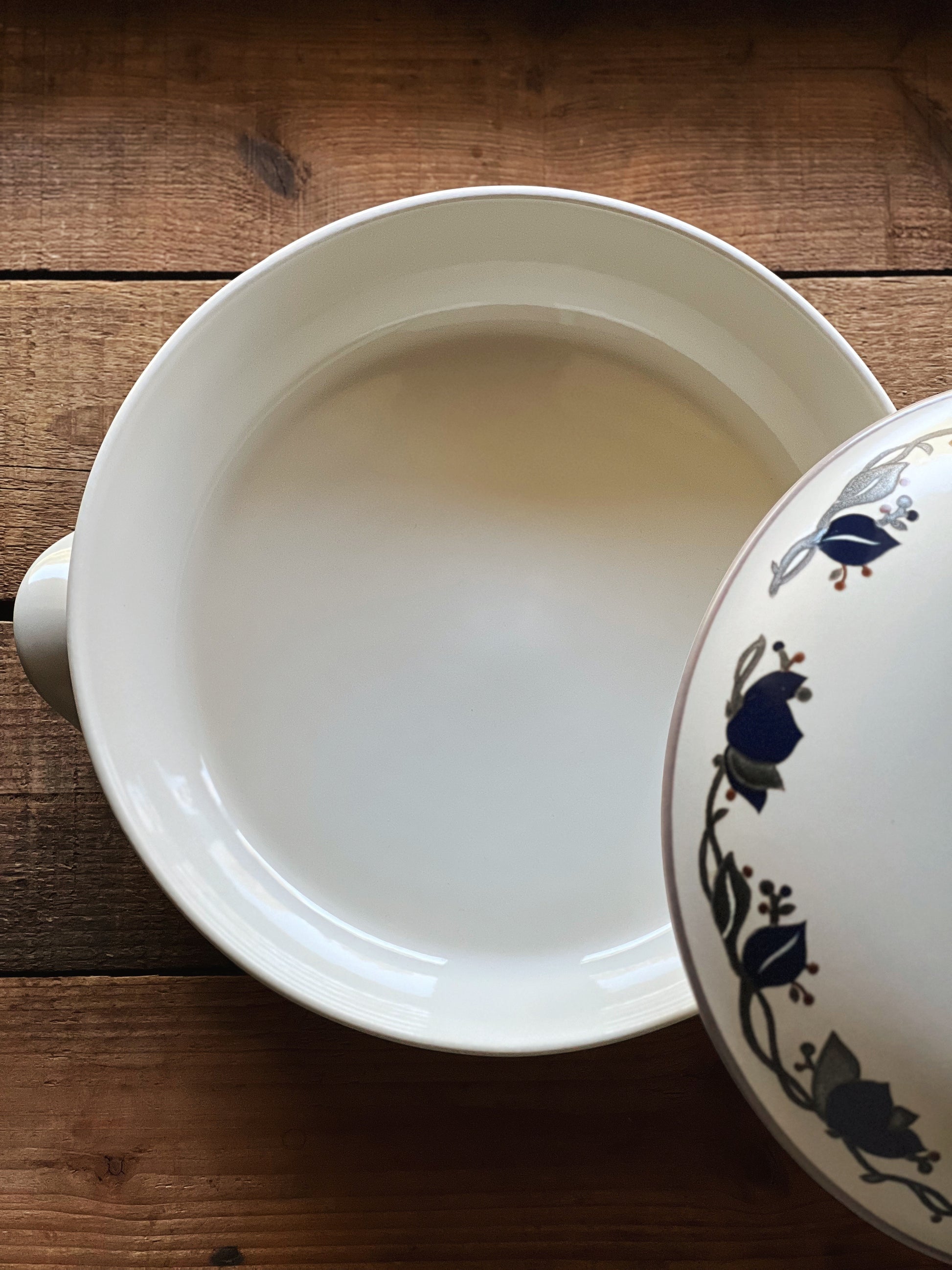 Vintage Mikasa Intaglio Arabella 1.5 Quart Covered Casserole
