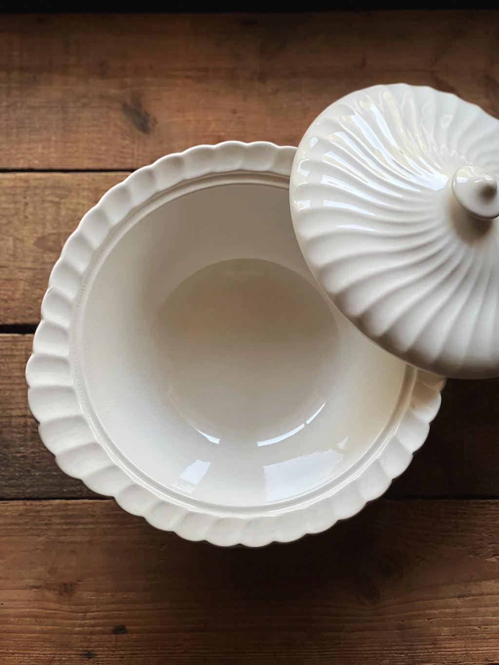 Vintage Johnson Brothers Regency Ironstone Round Covered Vegetable Bowl