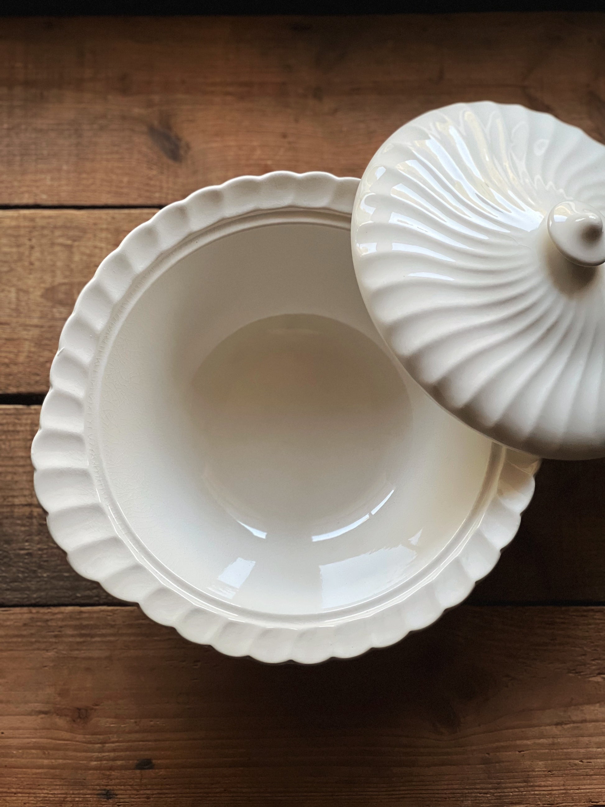 Vintage Johnson Brothers Regency Ironstone Round Covered Vegetable Bowl