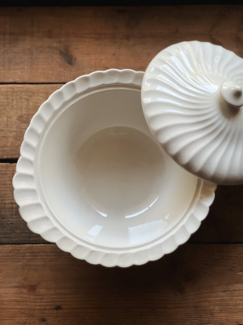 Vintage Johnson Brothers Regency Ironstone Round Covered Vegetable Bowl