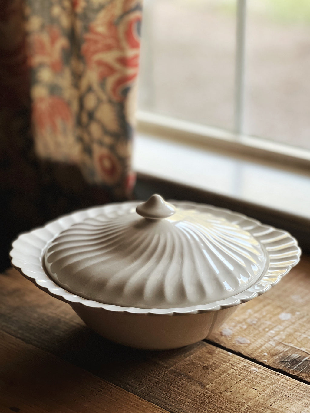 Vintage Johnson Brothers Regency Ironstone Round Covered Vegetable Bowl