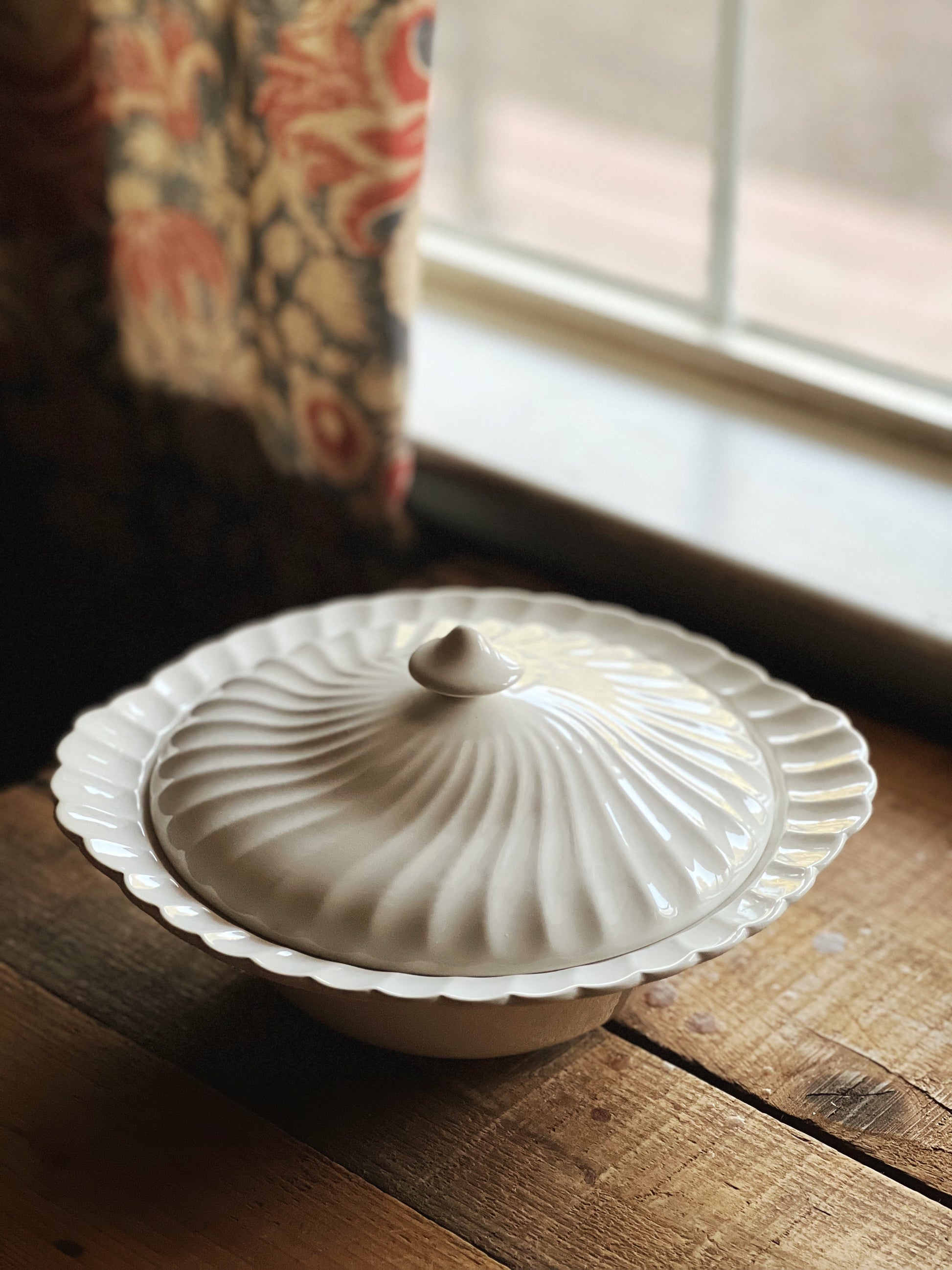 Vintage Johnson Brothers Regency Ironstone Round Covered Vegetable Bowl