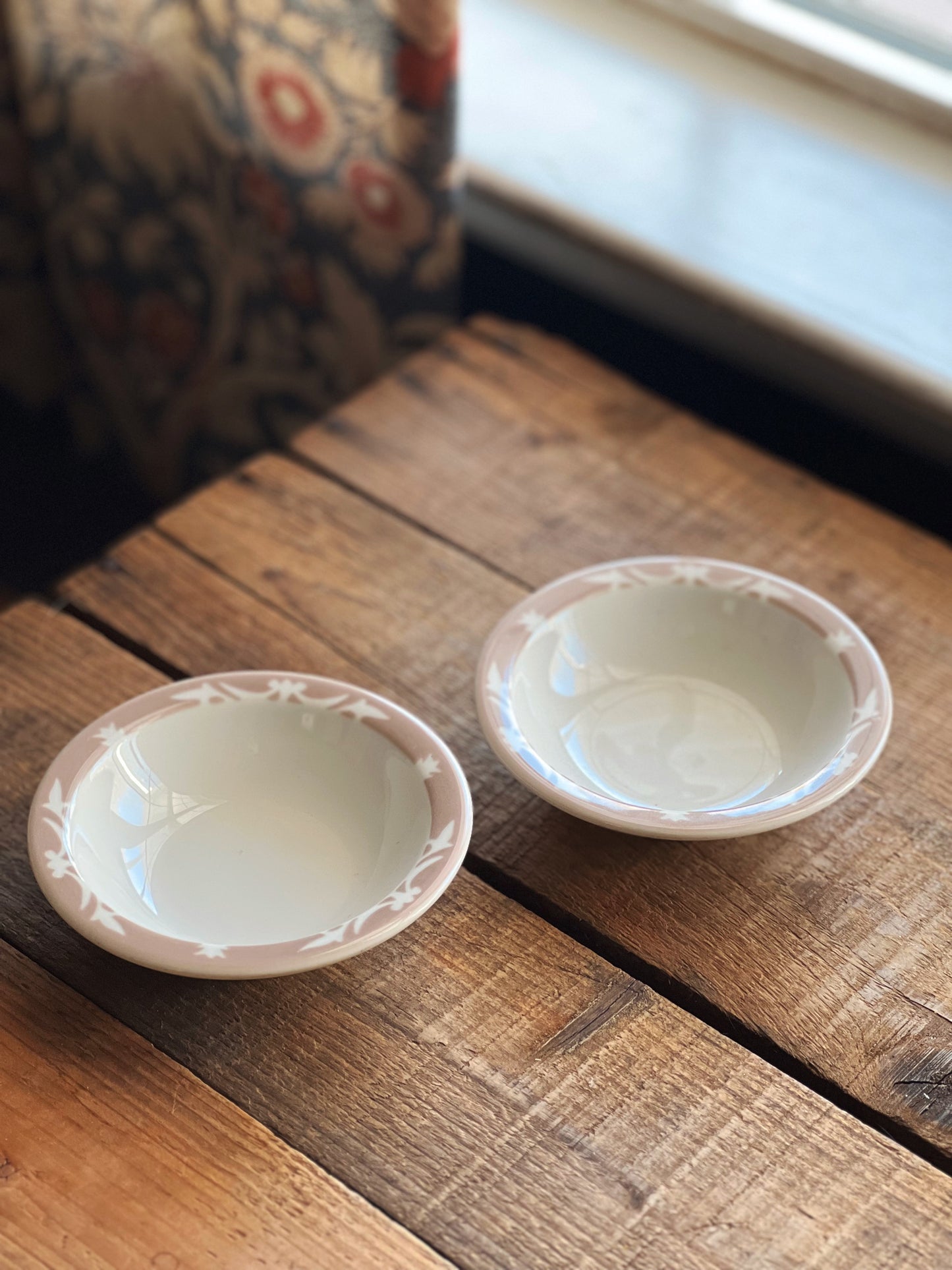 small berry bowl with a taupe rim