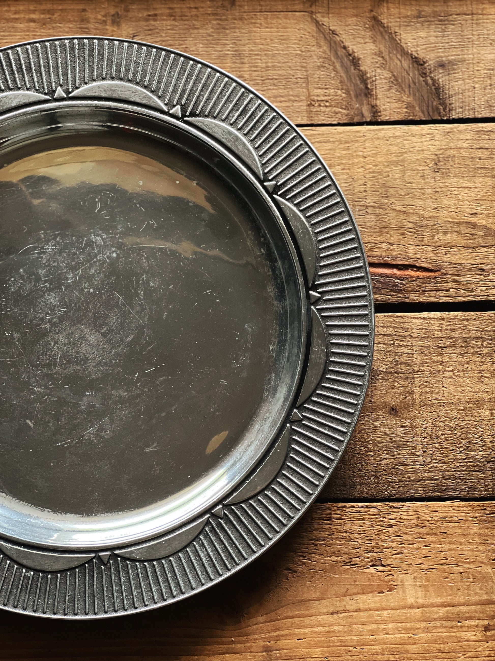 Metallic plate on a wooden surface