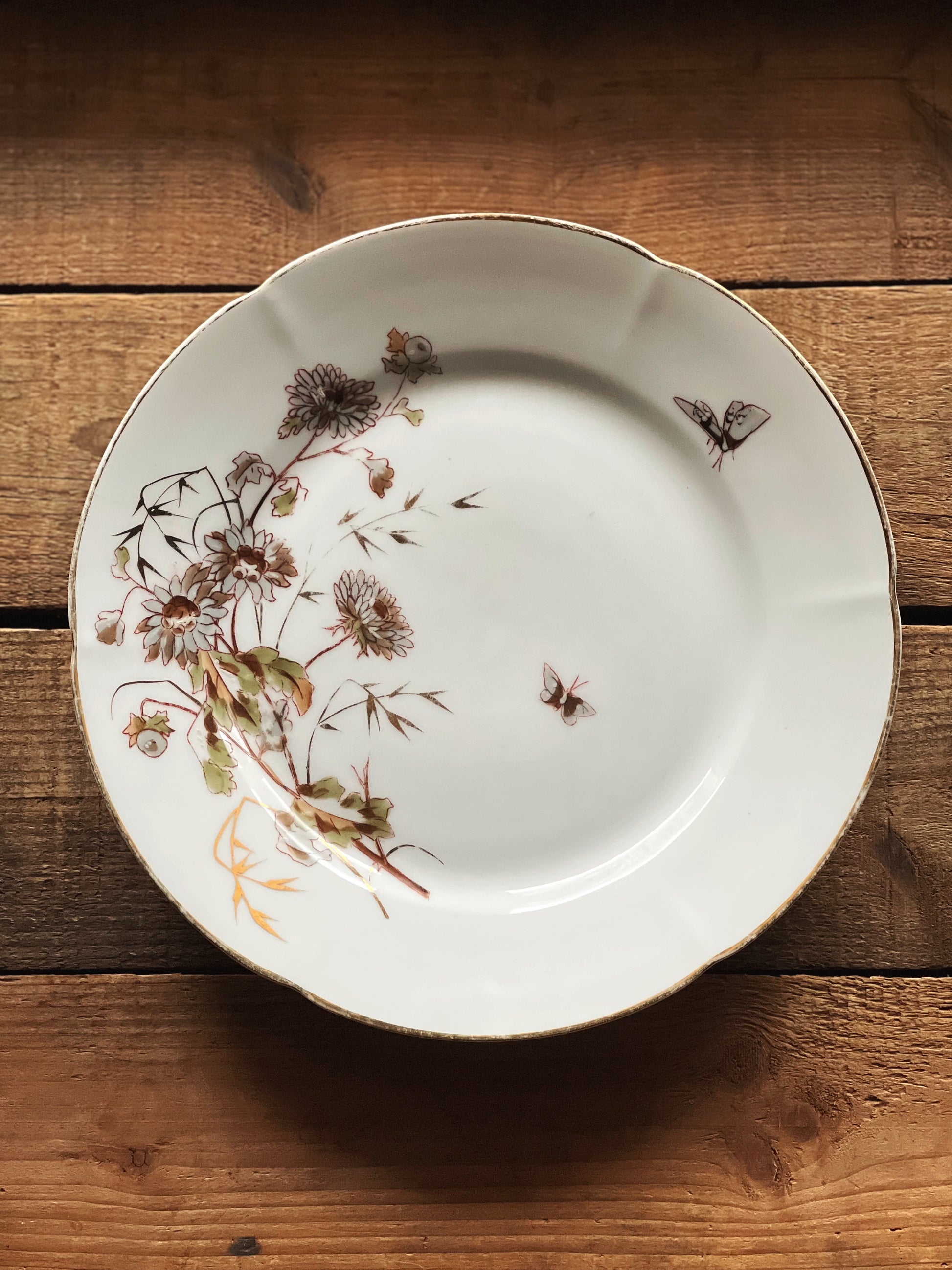 gray and green transferware dinner plate