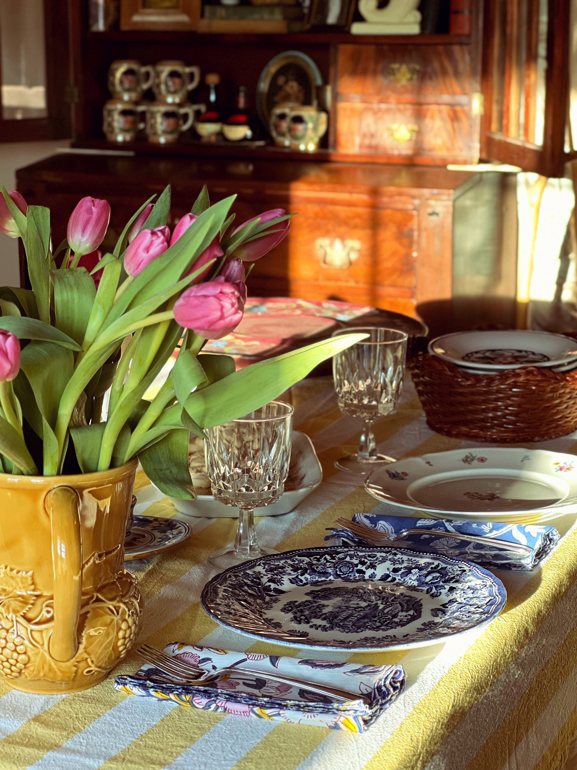 Vintage Round Scalloped Edge Woven Basket