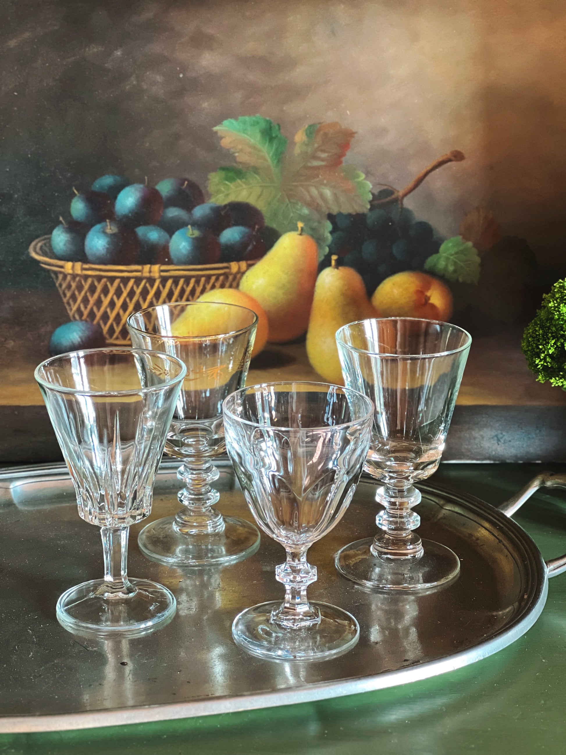 set of 4 curated wine glasses, clear glass with varying heights