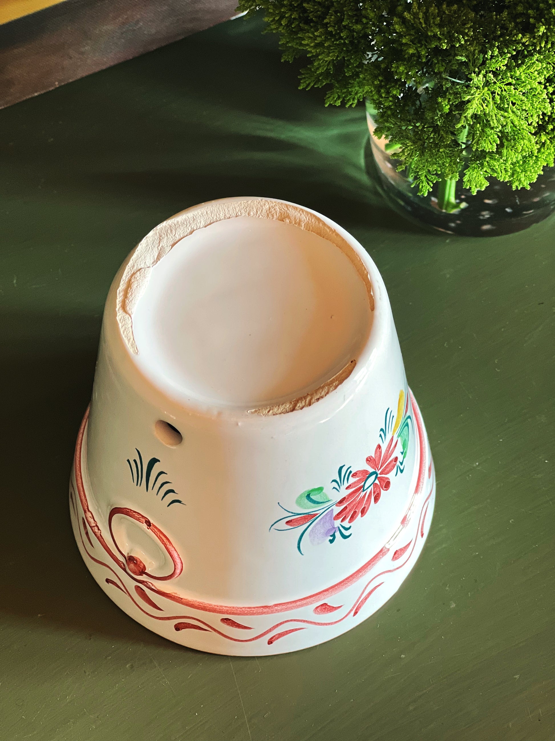 Bottom view of vintage planter showing base 