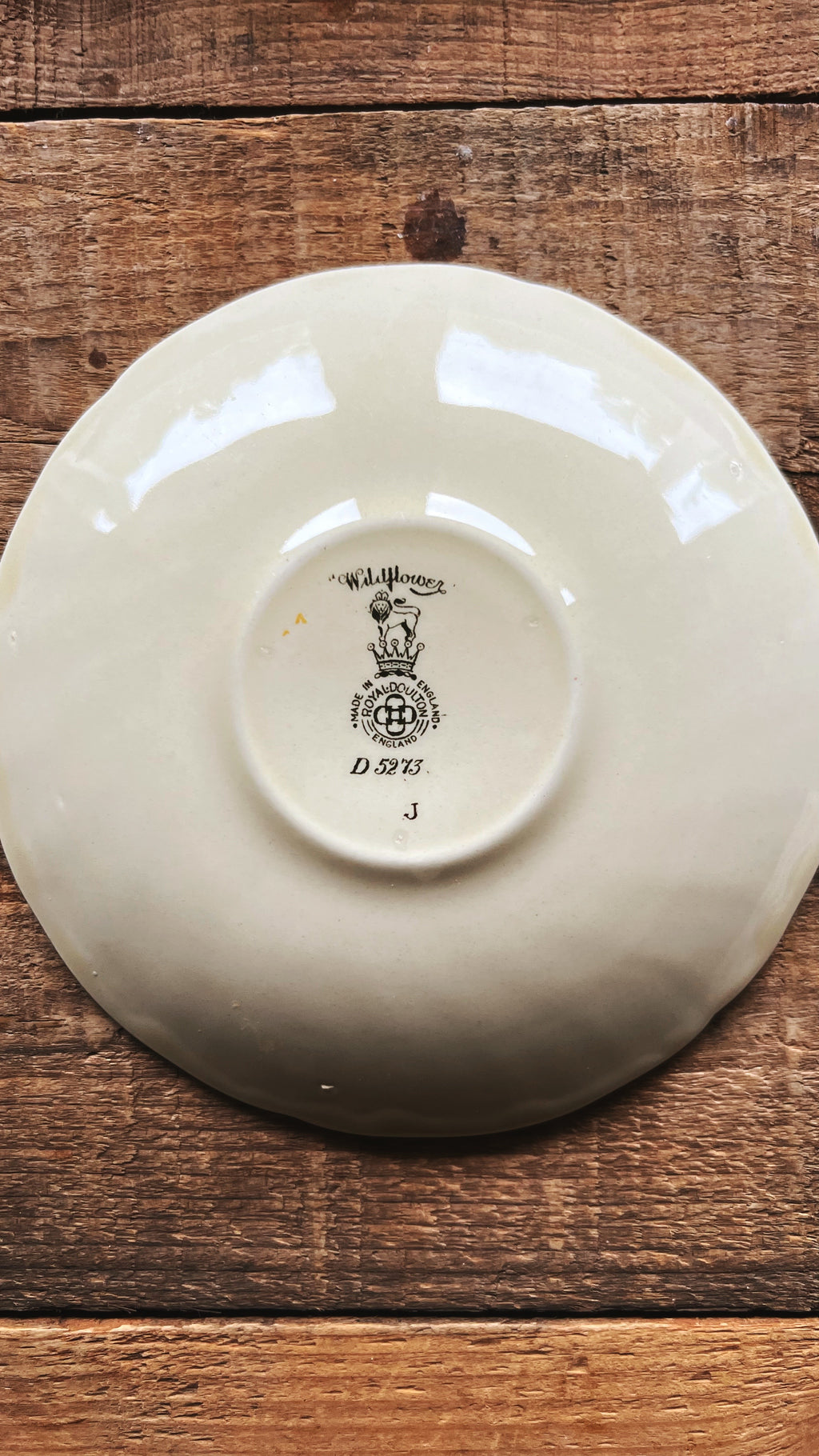 Close up of Royal Doulton Wildflowers saucer maker's mark
