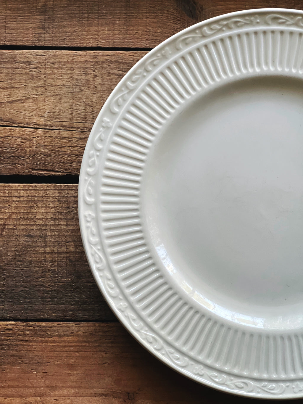 close up of the rim detail on a Mikasa Italian Countryside dinner plate