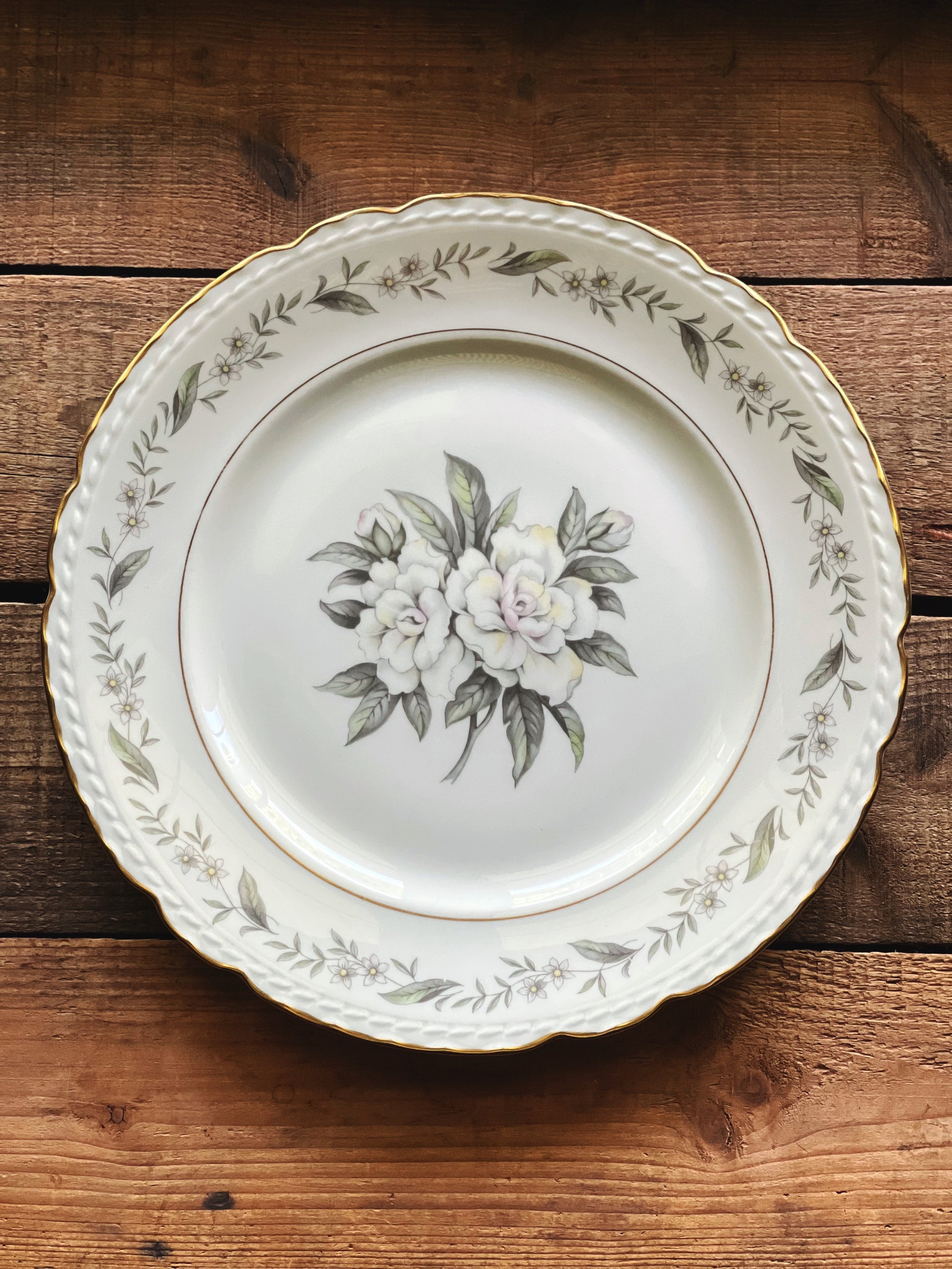 Royal Jackson Fleur De Blanc dinner plate