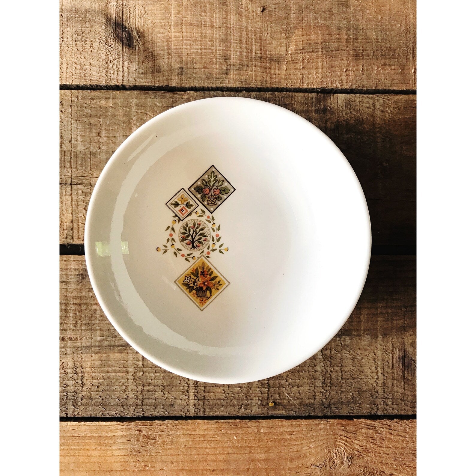 berry bowl with an autumnal pattern